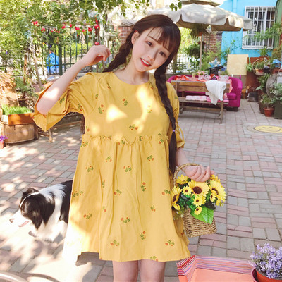 Μεγάλη Sharenka καλοκαίρι γυναικών φόρεμα με ενδιαφέρον aplikatsiy