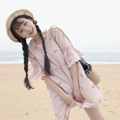 Μεγάλη Sharenka καλοκαίρι γυναικών φόρεμα με ενδιαφέρον aplikatsiy