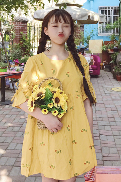 Μεγάλη Sharenka καλοκαίρι γυναικών φόρεμα με ενδιαφέρον aplikatsiy