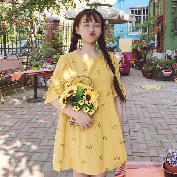 Μεγάλη Sharenka καλοκαίρι γυναικών φόρεμα με ενδιαφέρον aplikatsiy