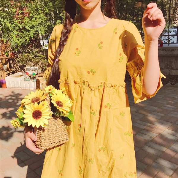 Μεγάλη Sharenka καλοκαίρι γυναικών φόρεμα με ενδιαφέρον aplikatsiy