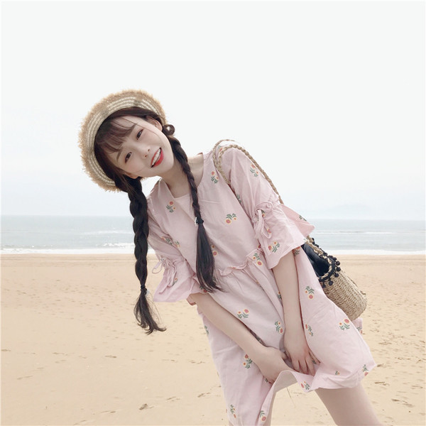 Μεγάλη Sharenka καλοκαίρι γυναικών φόρεμα με ενδιαφέρον aplikatsiy