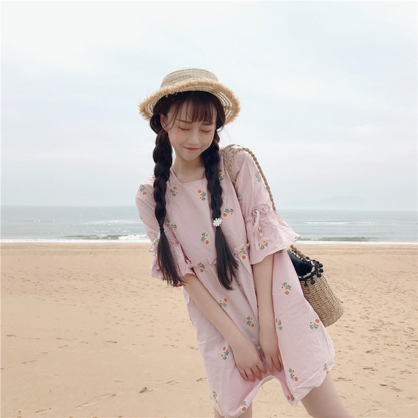 Μεγάλη Sharenka καλοκαίρι γυναικών φόρεμα με ενδιαφέρον aplikatsiy