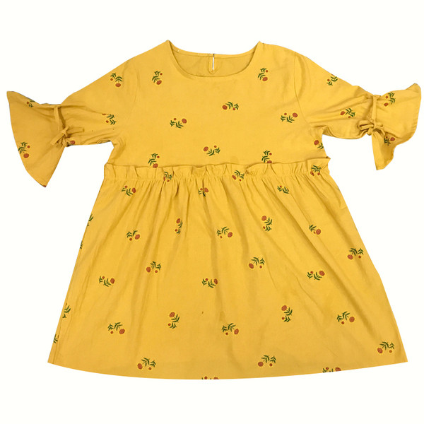 Μεγάλη Sharenka καλοκαίρι γυναικών φόρεμα με ενδιαφέρον aplikatsiy