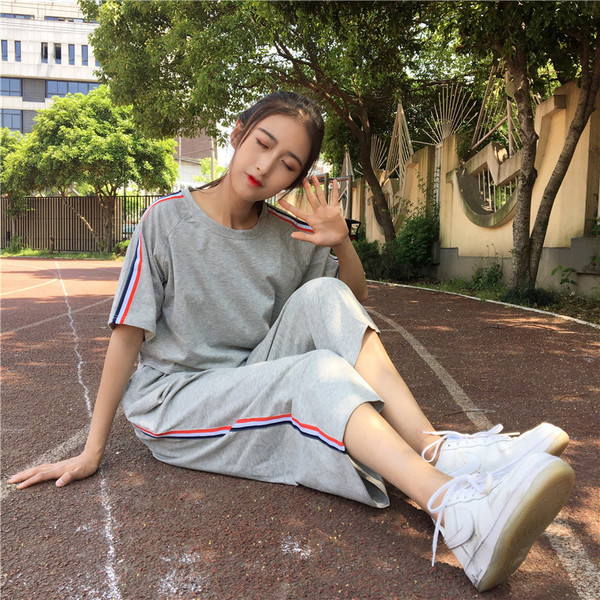 Καθημερινά κιτ κυρίες που περιλαμβάνει ευρύ 7/8 παντελόνι και ένα πουκάμισο με μακριά μανίκια