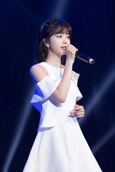 Κομψό λευκό φόρεμα βράδυ με πτώση ώμους