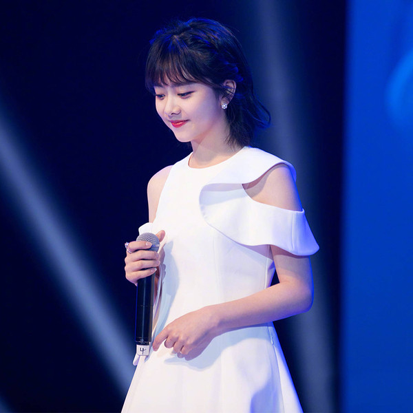 Κομψό λευκό φόρεμα βράδυ με πτώση ώμους