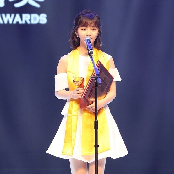 Κομψό λευκό φόρεμα βράδυ με πτώση ώμους