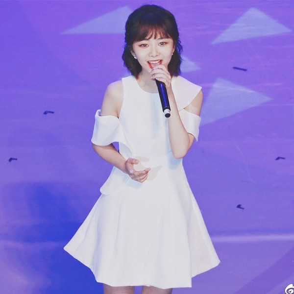 Κομψό λευκό φόρεμα βράδυ με πτώση ώμους