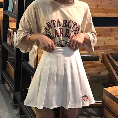 πλισέ φούστα πολλά φρέσκα κυρίες σε τρία διαφορετικά χρώματα και τα μικρά όμορφα κεντήματα - φράουλα