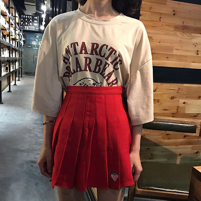 πλισέ φούστα πολλά φρέσκα κυρίες σε τρία διαφορετικά χρώματα και τα μικρά όμορφα κεντήματα - φράουλα