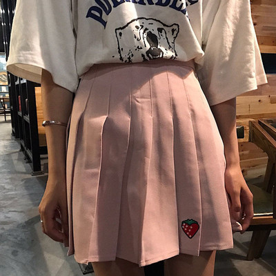 πλισέ φούστα πολλά φρέσκα κυρίες σε τρία διαφορετικά χρώματα και τα μικρά όμορφα κεντήματα - φράουλα