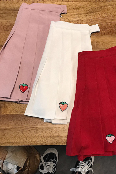 πλισέ φούστα πολλά φρέσκα κυρίες σε τρία διαφορετικά χρώματα και τα μικρά όμορφα κεντήματα - φράουλα