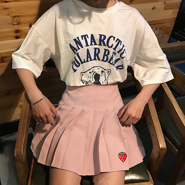 πλισέ φούστα πολλά φρέσκα κυρίες σε τρία διαφορετικά χρώματα και τα μικρά όμορφα κεντήματα - φράουλα