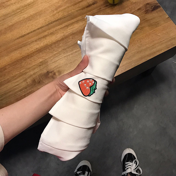 πλισέ φούστα πολλά φρέσκα κυρίες σε τρία διαφορετικά χρώματα και τα μικρά όμορφα κεντήματα - φράουλα