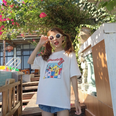 Κομψή καθημερινή κυρίες μπλούζα με πολύ ενδιαφέρον πολύχρωμο aplikatsiyka