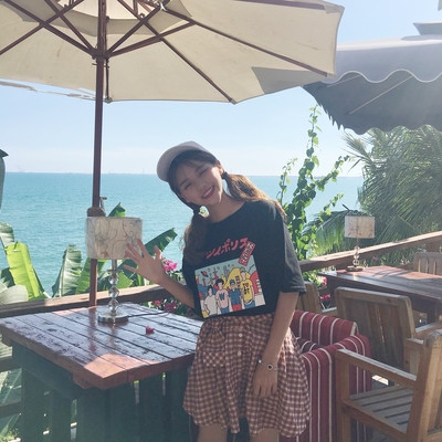 Κομψή καθημερινή κυρίες μπλούζα με πολύ ενδιαφέρον πολύχρωμο aplikatsiyka