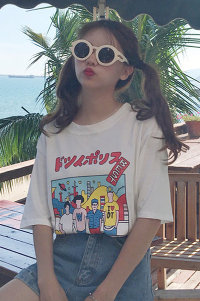 Κομψή καθημερινή κυρίες μπλούζα με πολύ ενδιαφέρον πολύχρωμο aplikatsiyka