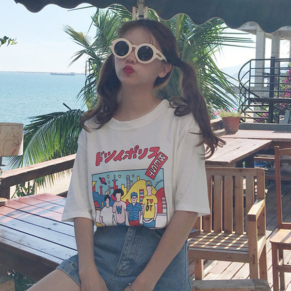 Κομψή καθημερινή κυρίες μπλούζα με πολύ ενδιαφέρον πολύχρωμο aplikatsiyka