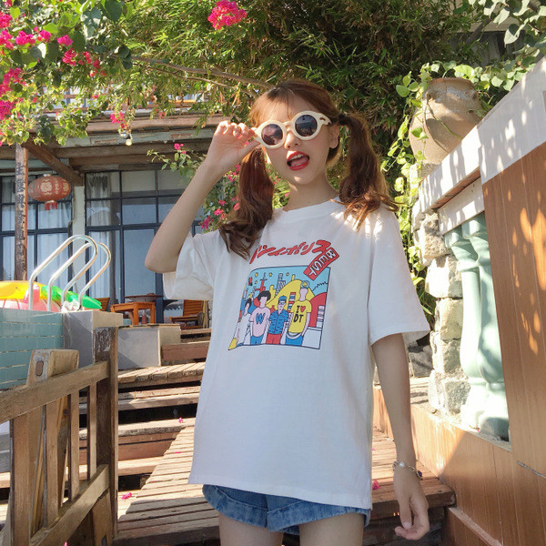 Κομψή καθημερινή κυρίες μπλούζα με πολύ ενδιαφέρον πολύχρωμο aplikatsiyka