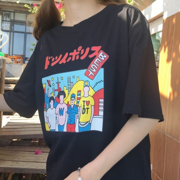 Κομψή καθημερινή κυρίες μπλούζα με πολύ ενδιαφέρον πολύχρωμο aplikatsiyka