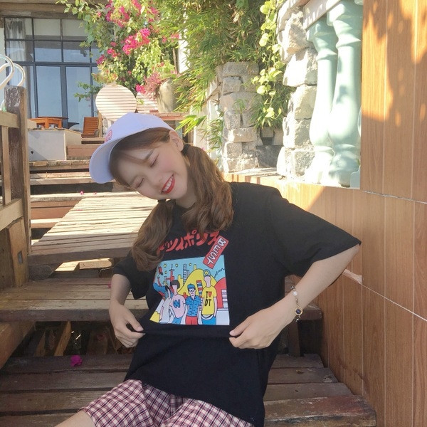 Κομψή καθημερινή κυρίες μπλούζα με πολύ ενδιαφέρον πολύχρωμο aplikatsiyka