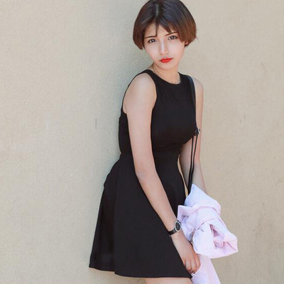 Μεγάλη κυρίες φόρεμα με γυμνά στοιχεία πίσω