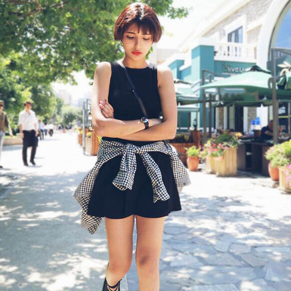 Μεγάλη κυρίες φόρεμα με γυμνά στοιχεία πίσω