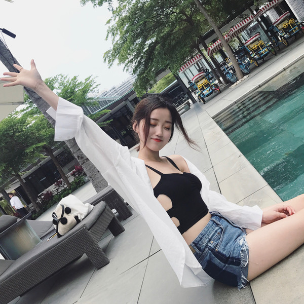 Κομψό κυρίες γιλέκο με πολλά ενδιαφέροντα στοιχεία σταυρωμένα πίσω