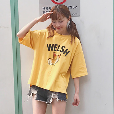 Πολύ φρέσκα και μοντέρνα κυρίες T-shirt με ένα ευρύ aplikatsiyka και κοντό μανίκι 3/4