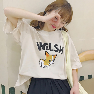 Πολύ φρέσκα και μοντέρνα κυρίες T-shirt με ένα ευρύ aplikatsiyka και κοντό μανίκι 3/4