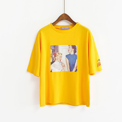 Κυρίες καθημερινή T-shirt με κοντά μανίκια και πολύ ενδιαφέρουσα σφραγίδα - 4tsvyata