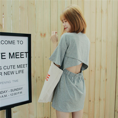 Η σύγχρονη καθημερινή κυρίες κοντό φόρεμα με γυμνά σταυρό σε λευκό και γκρι