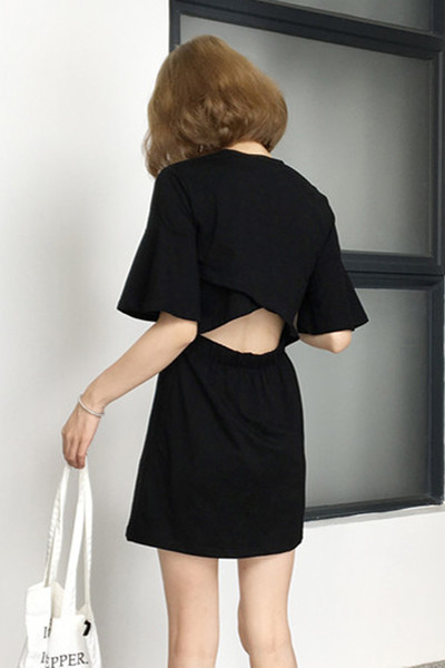 Η σύγχρονη καθημερινή κυρίες κοντό φόρεμα με γυμνά σταυρό σε λευκό και γκρι