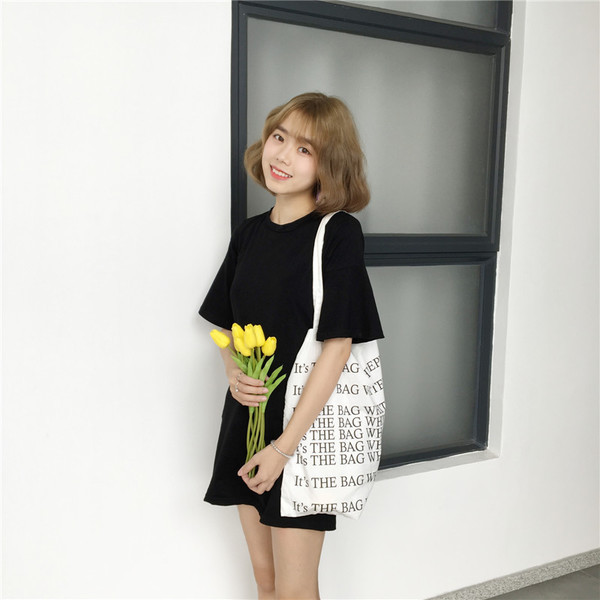 Η σύγχρονη καθημερινή κυρίες κοντό φόρεμα με γυμνά σταυρό σε λευκό και γκρι