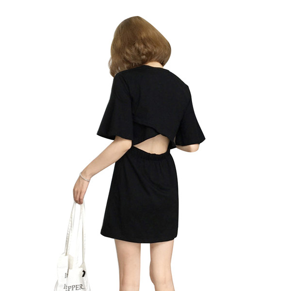 Η σύγχρονη καθημερινή κυρίες κοντό φόρεμα με γυμνά σταυρό σε λευκό και γκρι