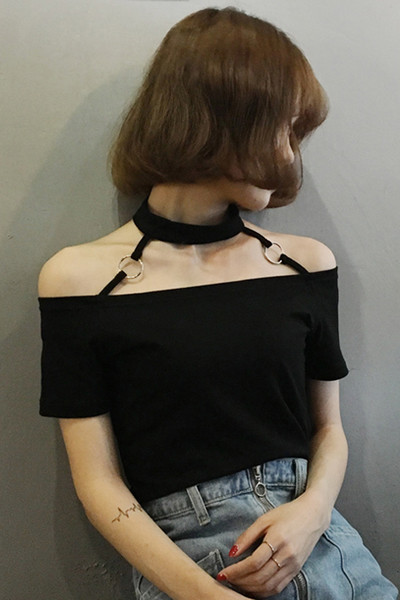 Καθημερινά κυρίες μπλούζα με κοντά μανίκια και ενδιαφέρον γύρω από ιμάντες με μεταλλικά διακοσμητικά