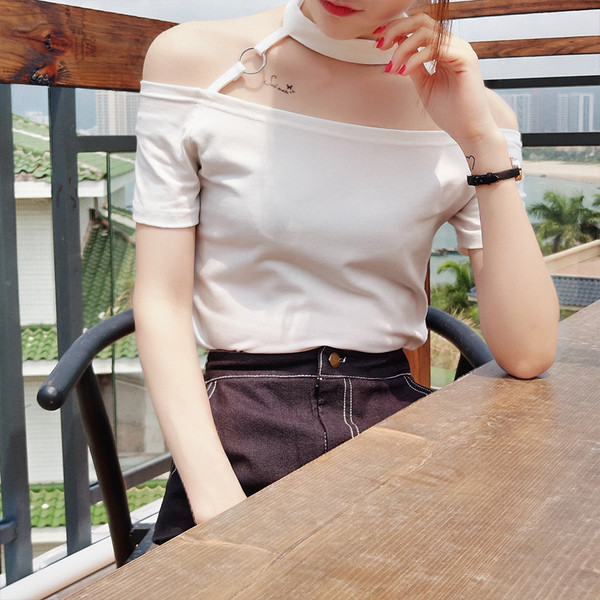 Καθημερινά κυρίες μπλούζα με κοντά μανίκια και ενδιαφέρον γύρω από ιμάντες με μεταλλικά διακοσμητικά