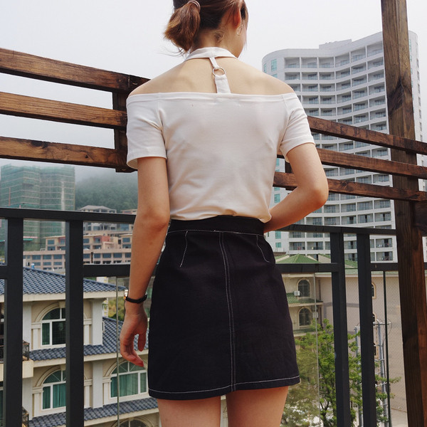 Καθημερινά κυρίες μπλούζα με κοντά μανίκια και ενδιαφέρον γύρω από ιμάντες με μεταλλικά διακοσμητικά