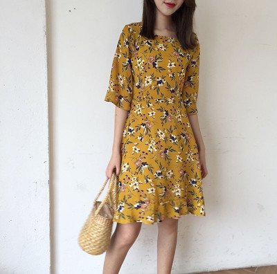 Φρέσκα καλοκαιρινό φόρεμα με ημι-περικοπεί πίσω με φυτικά μοτίβα