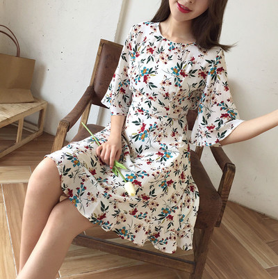 Φρέσκα καλοκαιρινό φόρεμα με ημι-περικοπεί πίσω με φυτικά μοτίβα