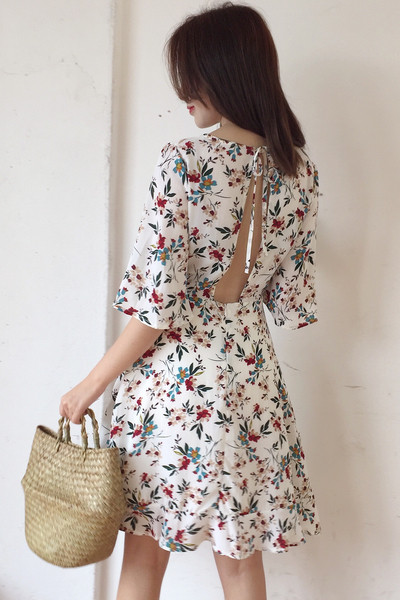 Φρέσκα καλοκαιρινό φόρεμα με ημι-περικοπεί πίσω με φυτικά μοτίβα