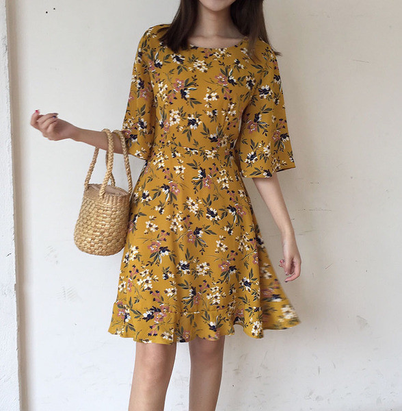 Φρέσκα καλοκαιρινό φόρεμα με ημι-περικοπεί πίσω με φυτικά μοτίβα