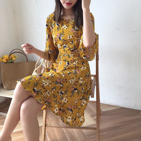 Φρέσκα καλοκαιρινό φόρεμα με ημι-περικοπεί πίσω με φυτικά μοτίβα