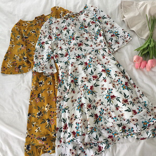 Φρέσκα καλοκαιρινό φόρεμα με ημι-περικοπεί πίσω με φυτικά μοτίβα