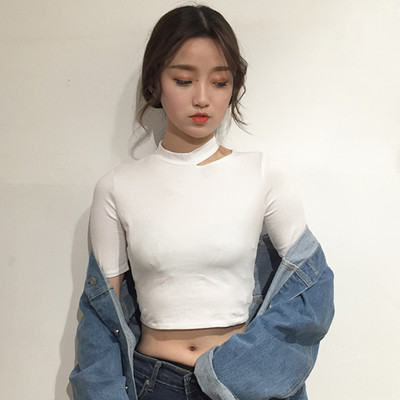 Κομψή κοντή μπλούζα με στενά μανίκια και γιακά ενδιαφέρον