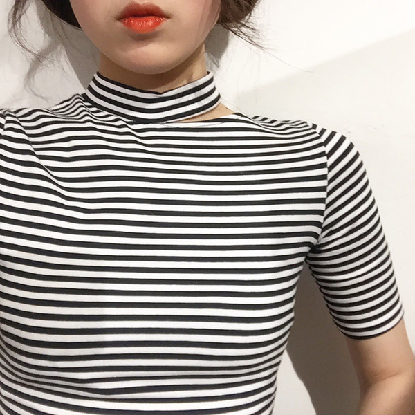 Κομψή κοντή μπλούζα με στενά μανίκια και γιακά ενδιαφέρον