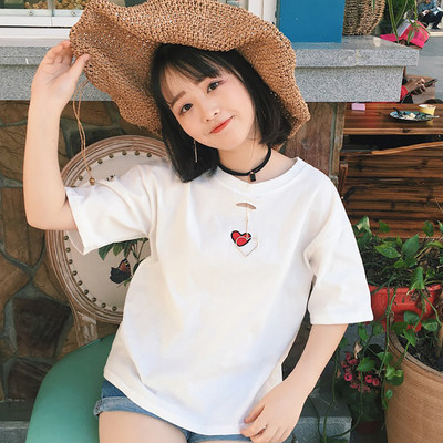 Μεγάλη μαλακό κυρίες T-shirt με κεντημένα καρδούλα