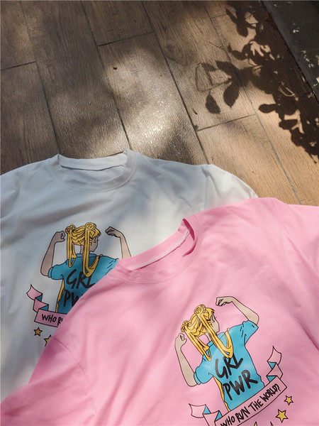 Πολύ φρέσκα μπλούζα με κοντά μανίκια και ενδιαφέρουσα εκτύπωσης δύο διαφορετικά χρώματα