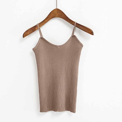 Διαφορετικά χρώματα του καλοκαιριού κορυφές των γυναικών με λεπτές τιράντες